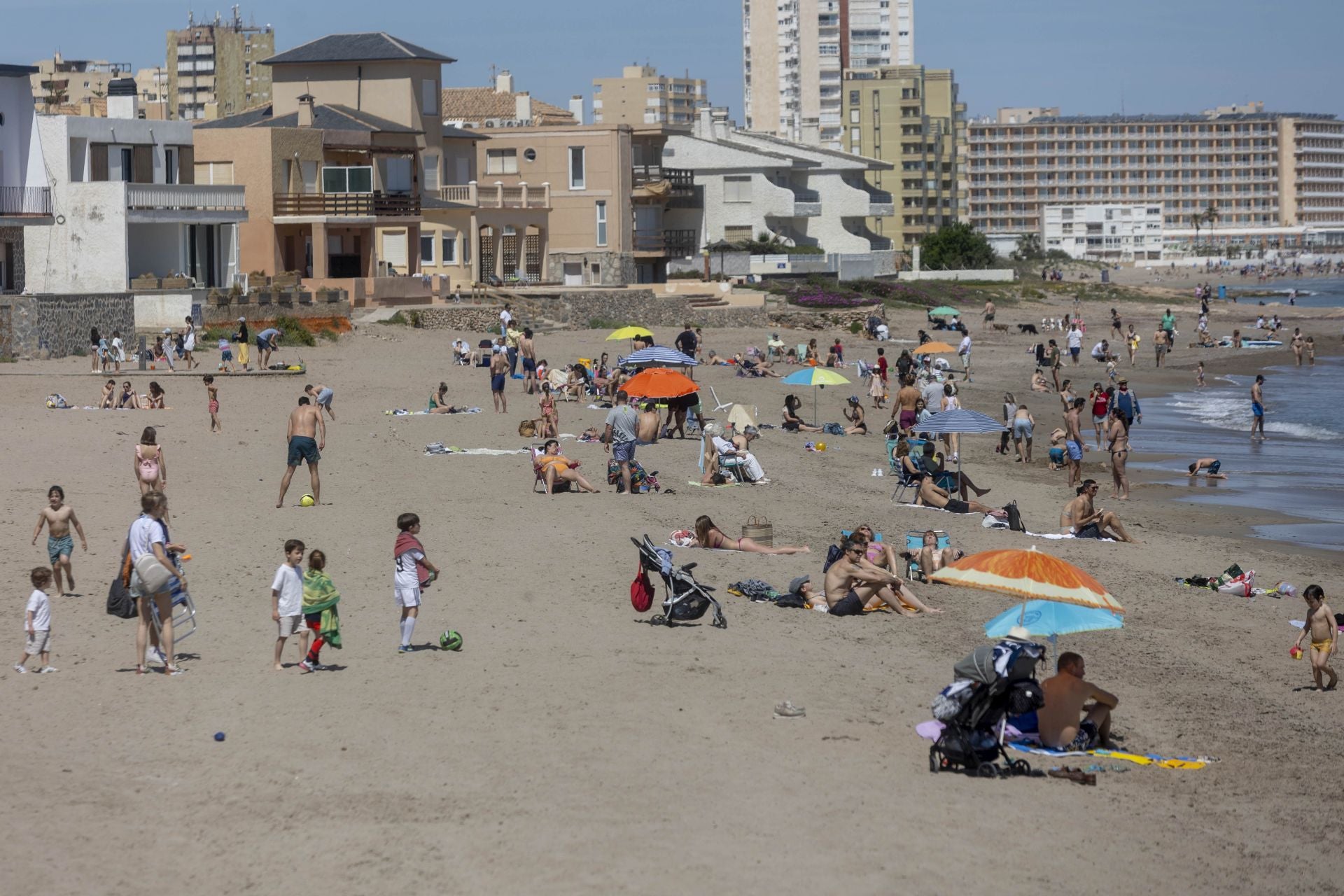 Las playas de La Manga del Mar Menor se llenan de turistas, en imágenes