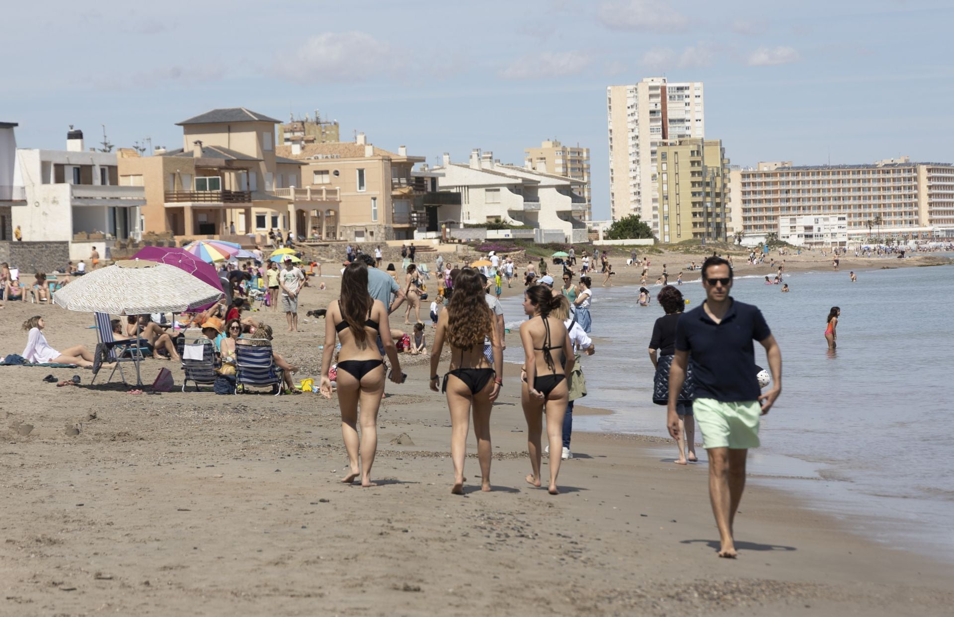 Las playas de La Manga del Mar Menor se llenan de turistas, en imágenes