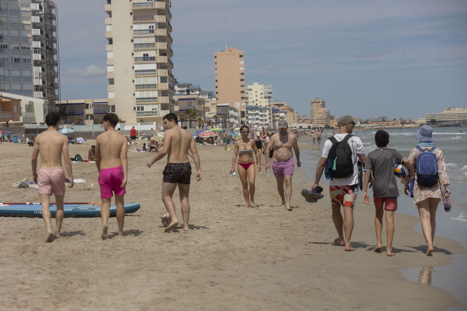 Las playas de La Manga del Mar Menor se llenan de turistas, en imágenes