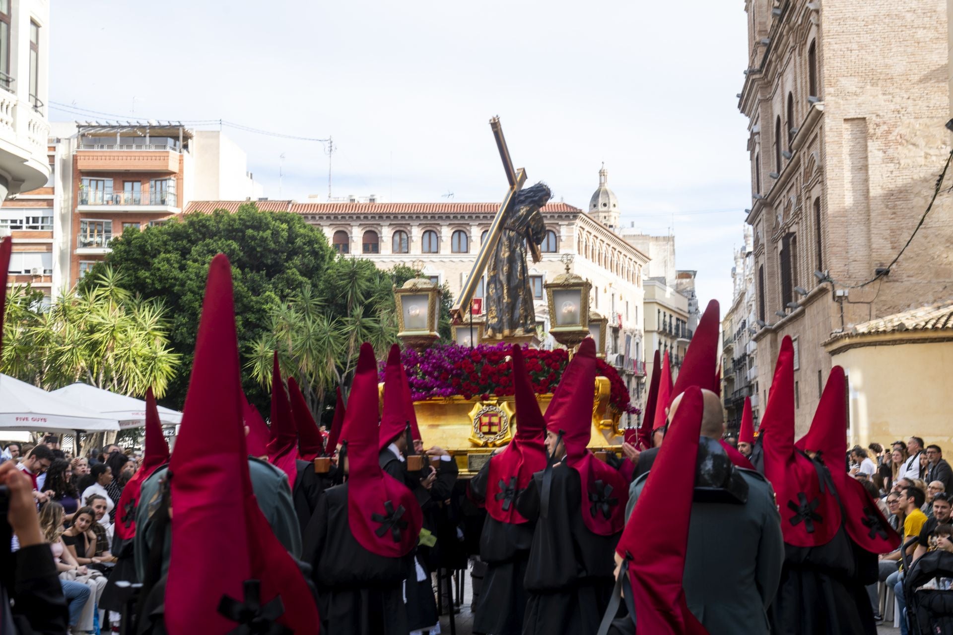 Luto en las calles de Murcia en el Viernes Santo