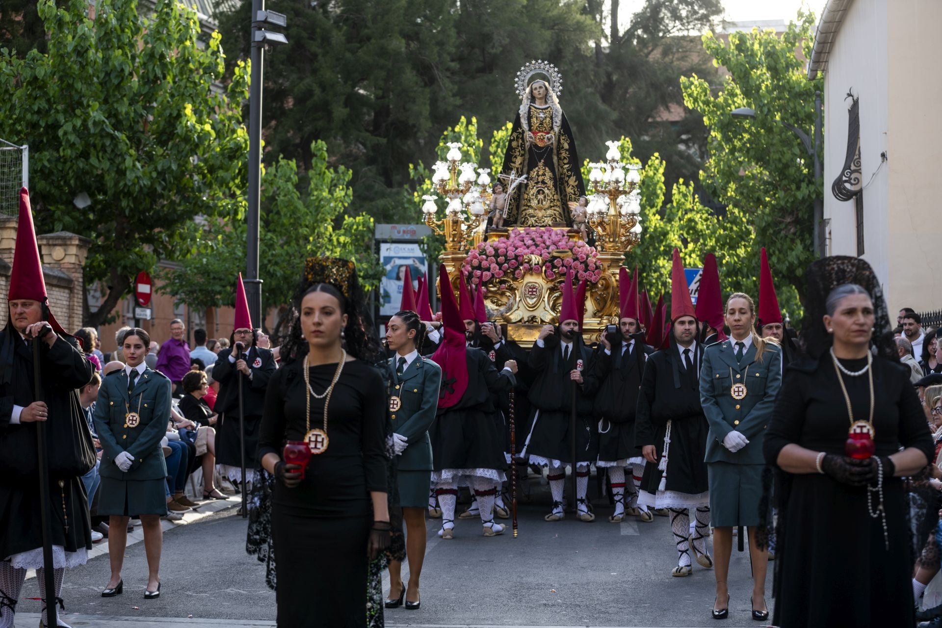 Luto en las calles de Murcia en el Viernes Santo