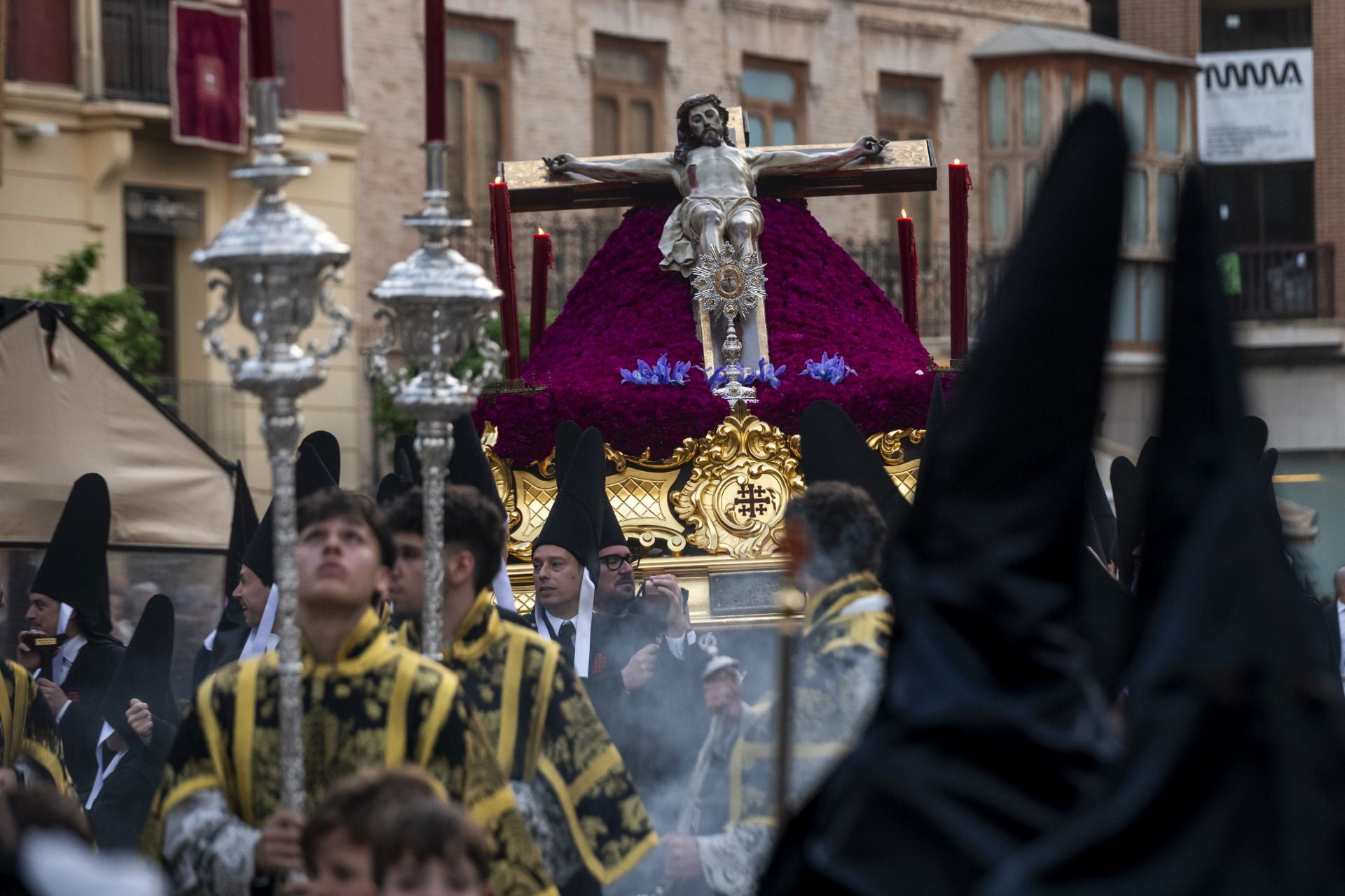 Luto en las calles de Murcia en el Viernes Santo