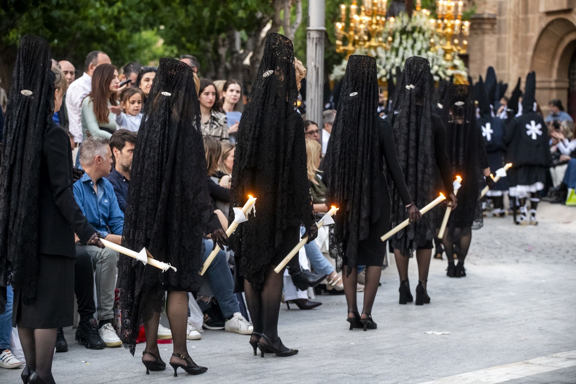 Luto en las calles de Murcia en el Viernes Santo