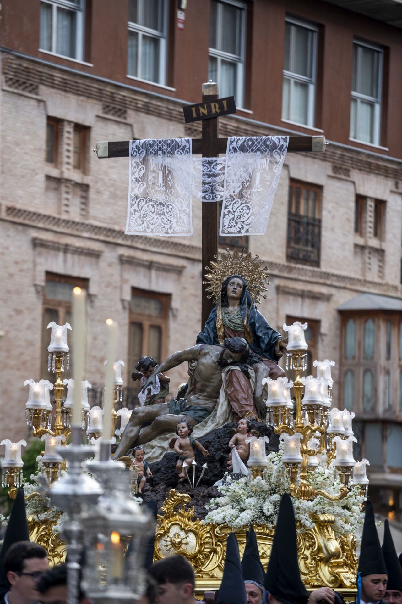 Luto en las calles de Murcia en el Viernes Santo