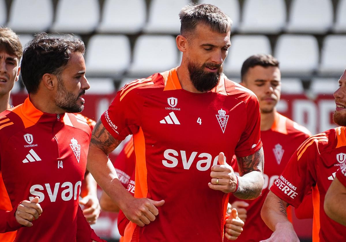 El Alcorcón, pasado de Fran Fernández, marca el futuro del Real Murcia