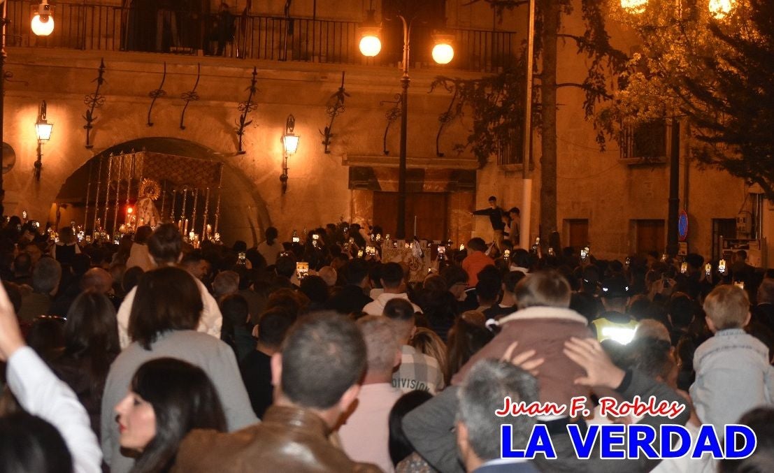 La Virgen Blanca reina en el atardecer de Jueves Santo en Caravaca de la Cruz