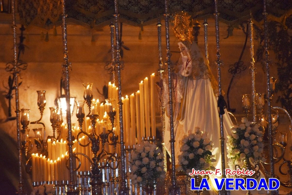 La Virgen Blanca reina en el atardecer de Jueves Santo en Caravaca de la Cruz