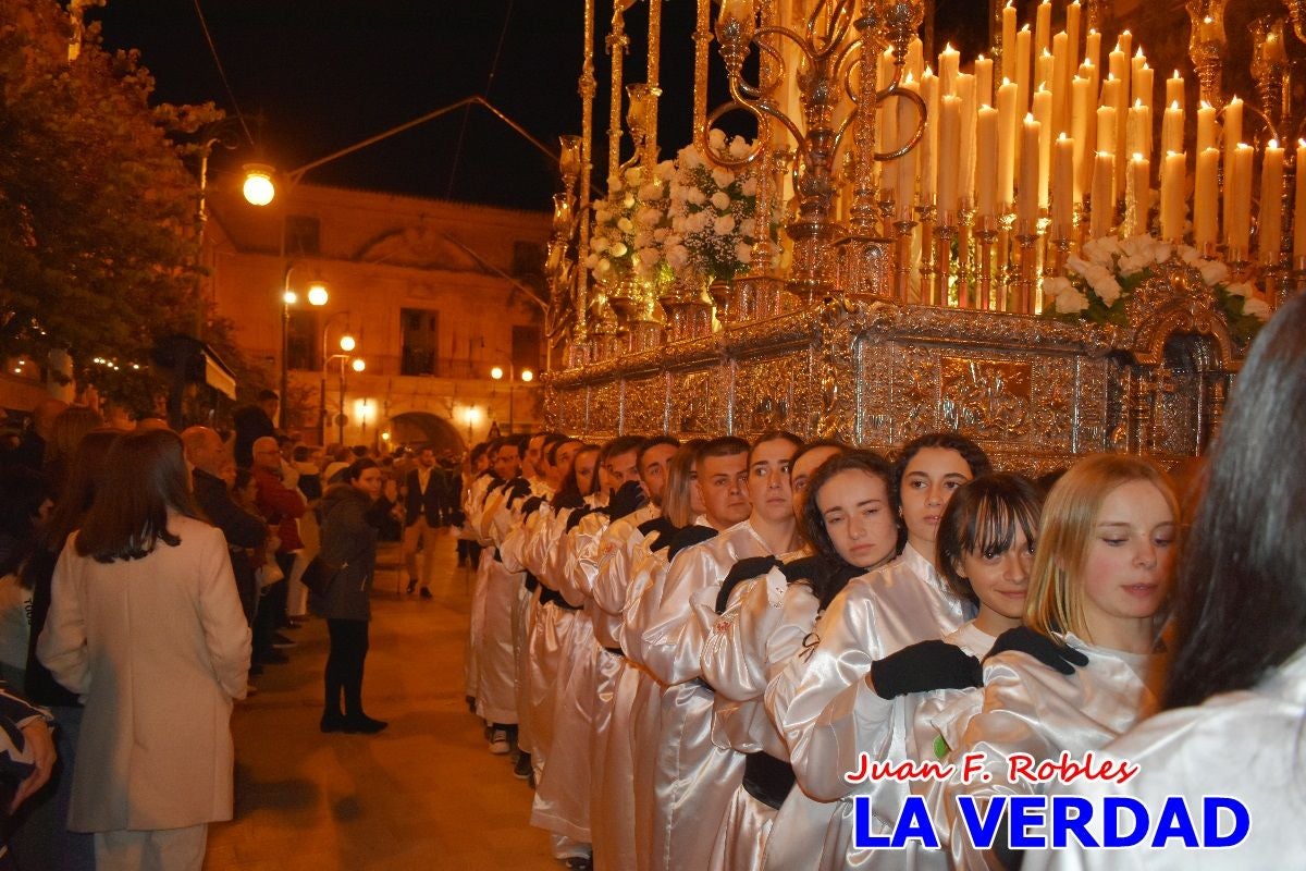 La Virgen Blanca reina en el atardecer de Jueves Santo en Caravaca de la Cruz