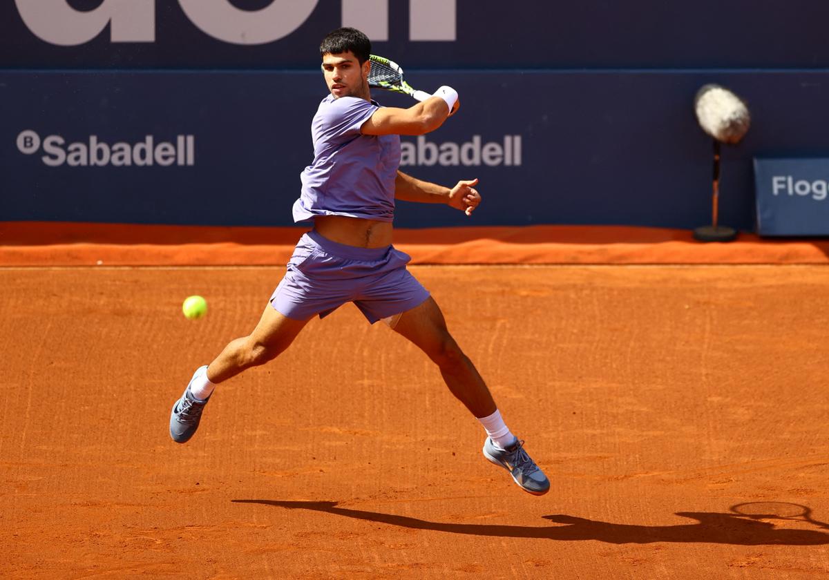 Carlos Alcaraz, de festín en festín, llega a una nueva final en el Conde de Godó