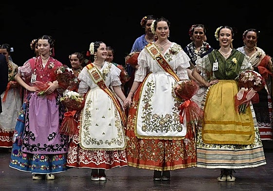 Las reinas salientes, Isabel María García y Alexia Montemayor (centro), entregan el testigo a Alba Franco (dcha) y Alejandra Belmonte (izq), las nuevas reinas.