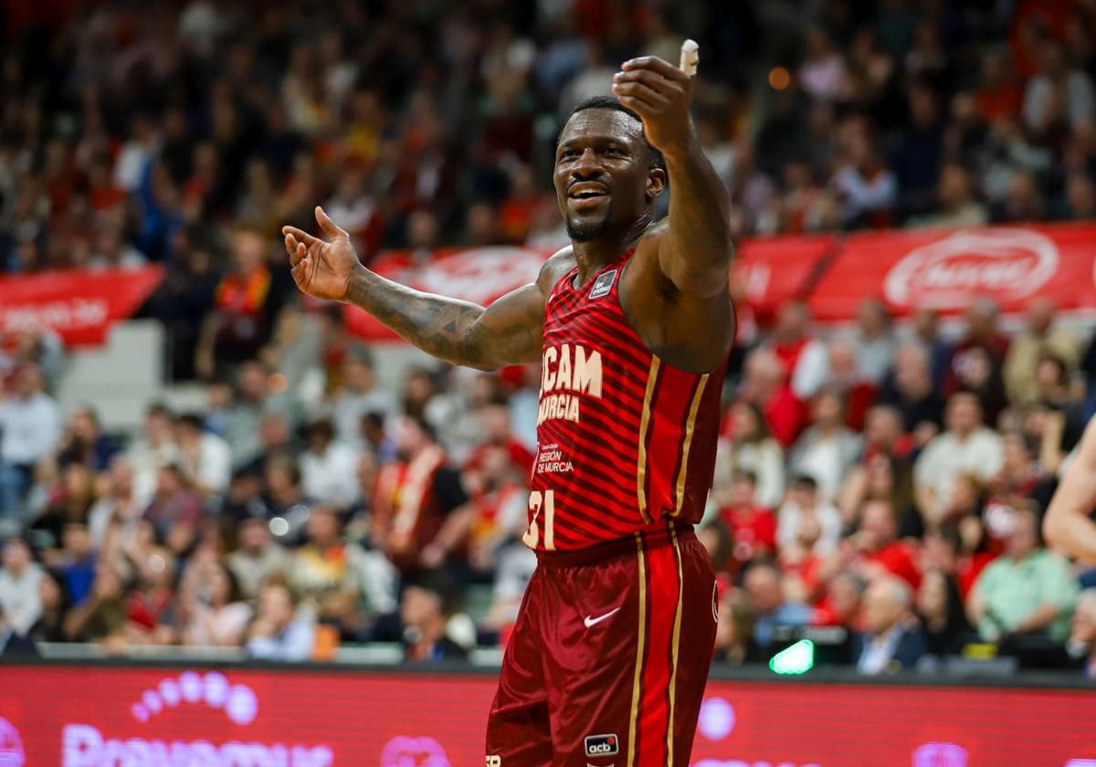 El UCAM Murcia tumba al Joventut y se reengancha a la lucha por el 'playoff'