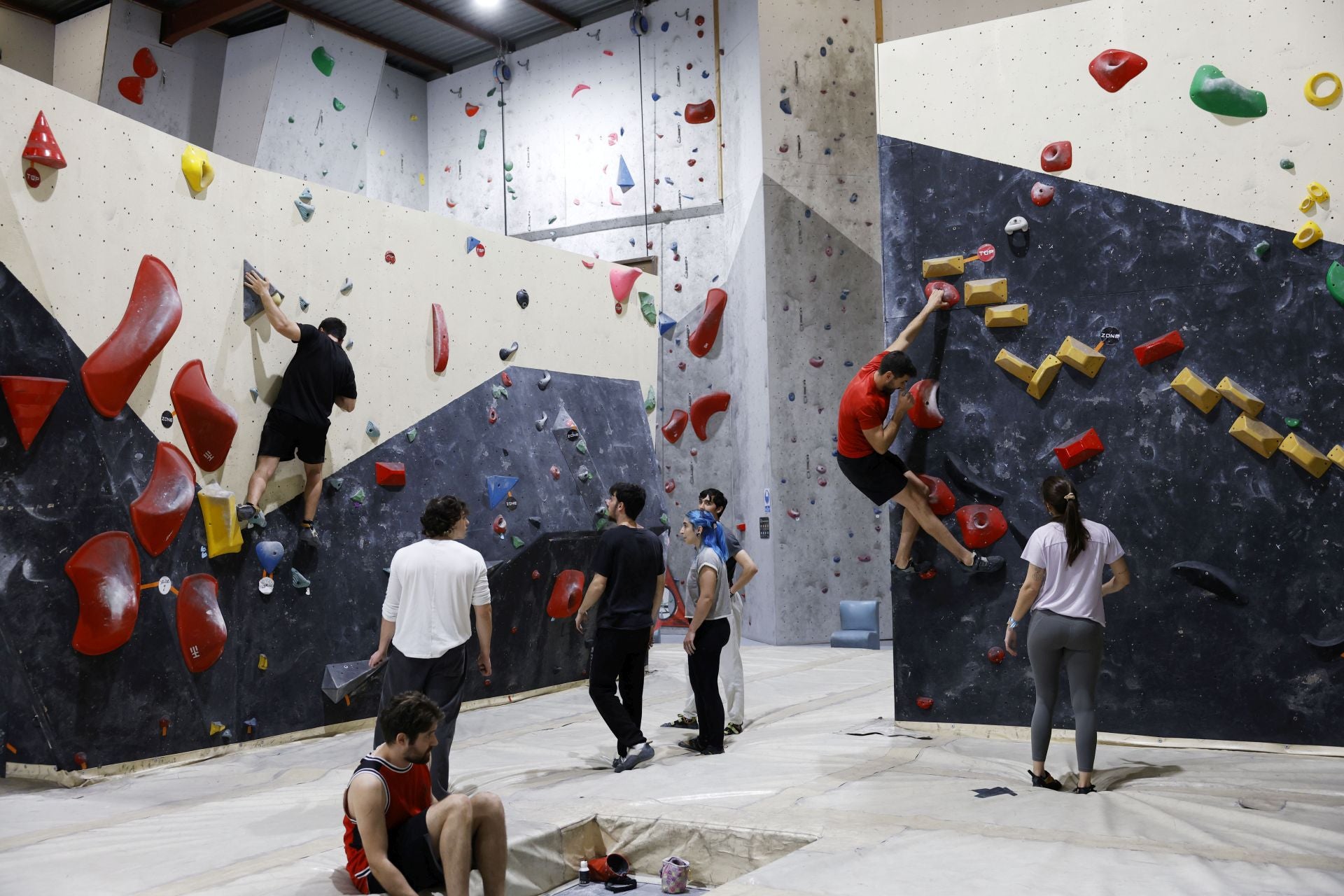Varios jóvenes practican la escalada en el rocódromo La Gatera, en imágenes