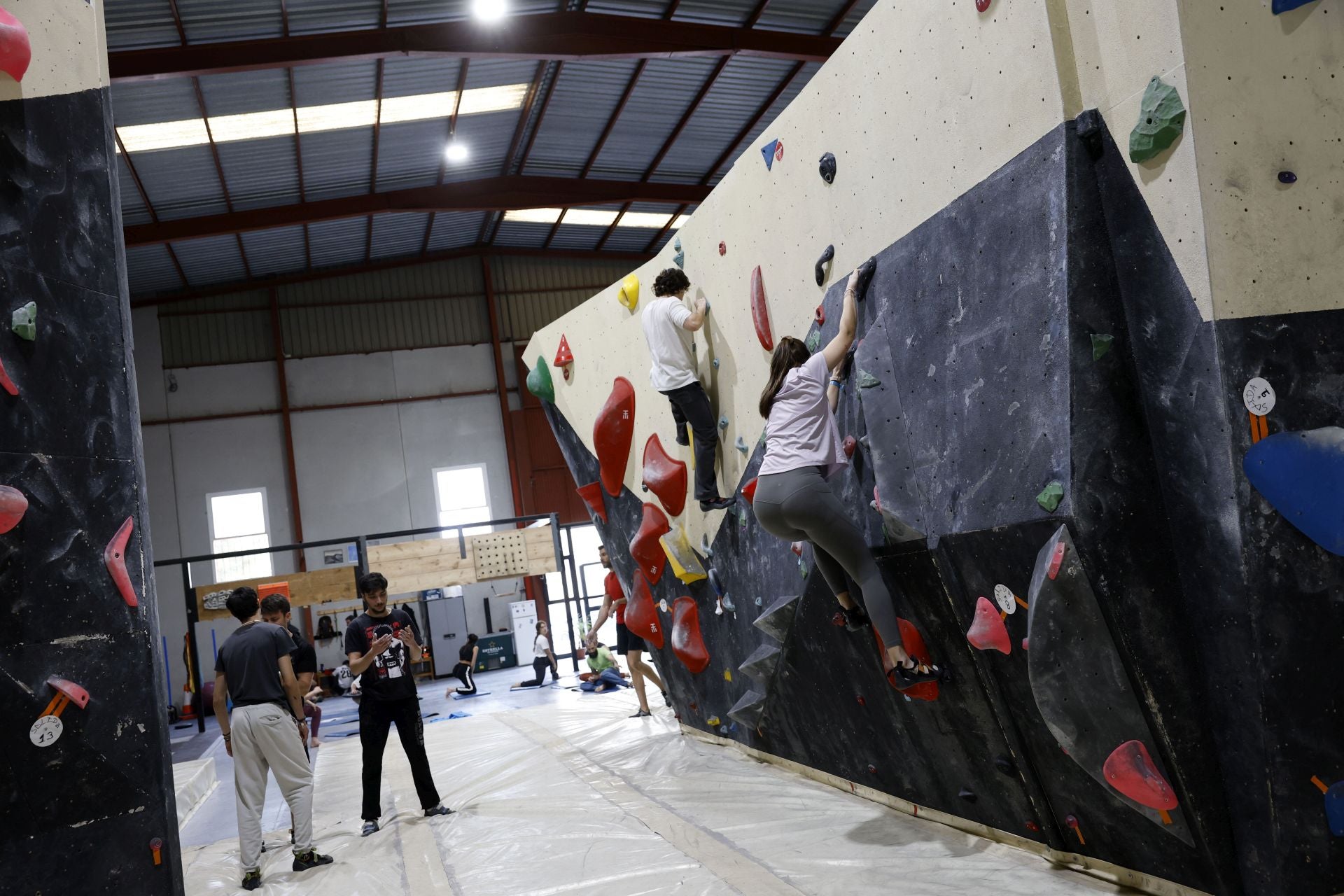 Varios jóvenes practican la escalada en el rocódromo La Gatera, en imágenes