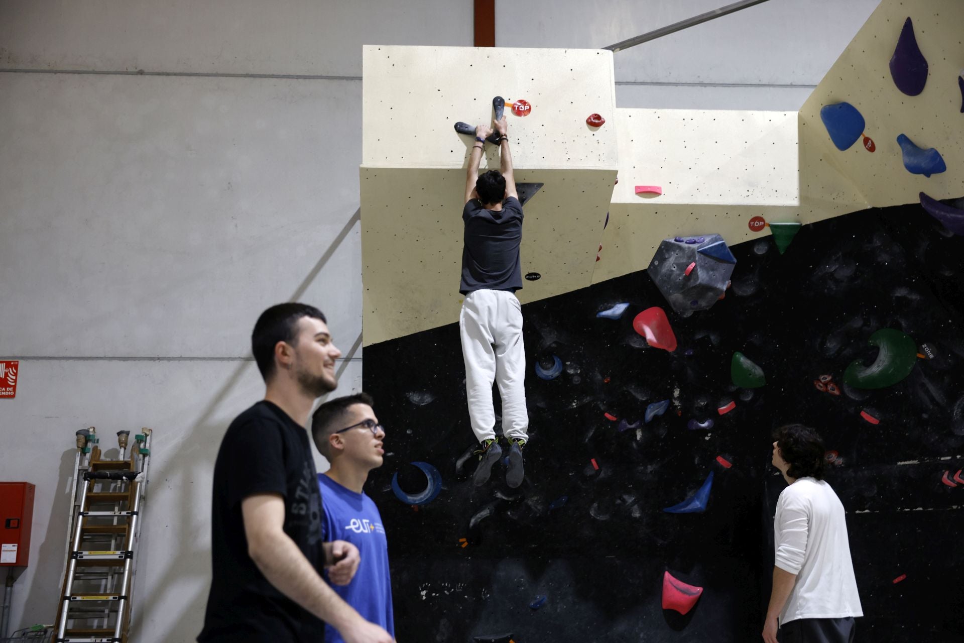 Varios jóvenes practican la escalada en el rocódromo La Gatera, en imágenes