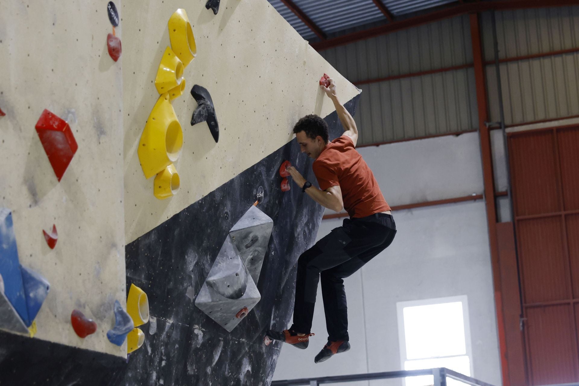 Varios jóvenes practican la escalada en el rocódromo La Gatera, en imágenes