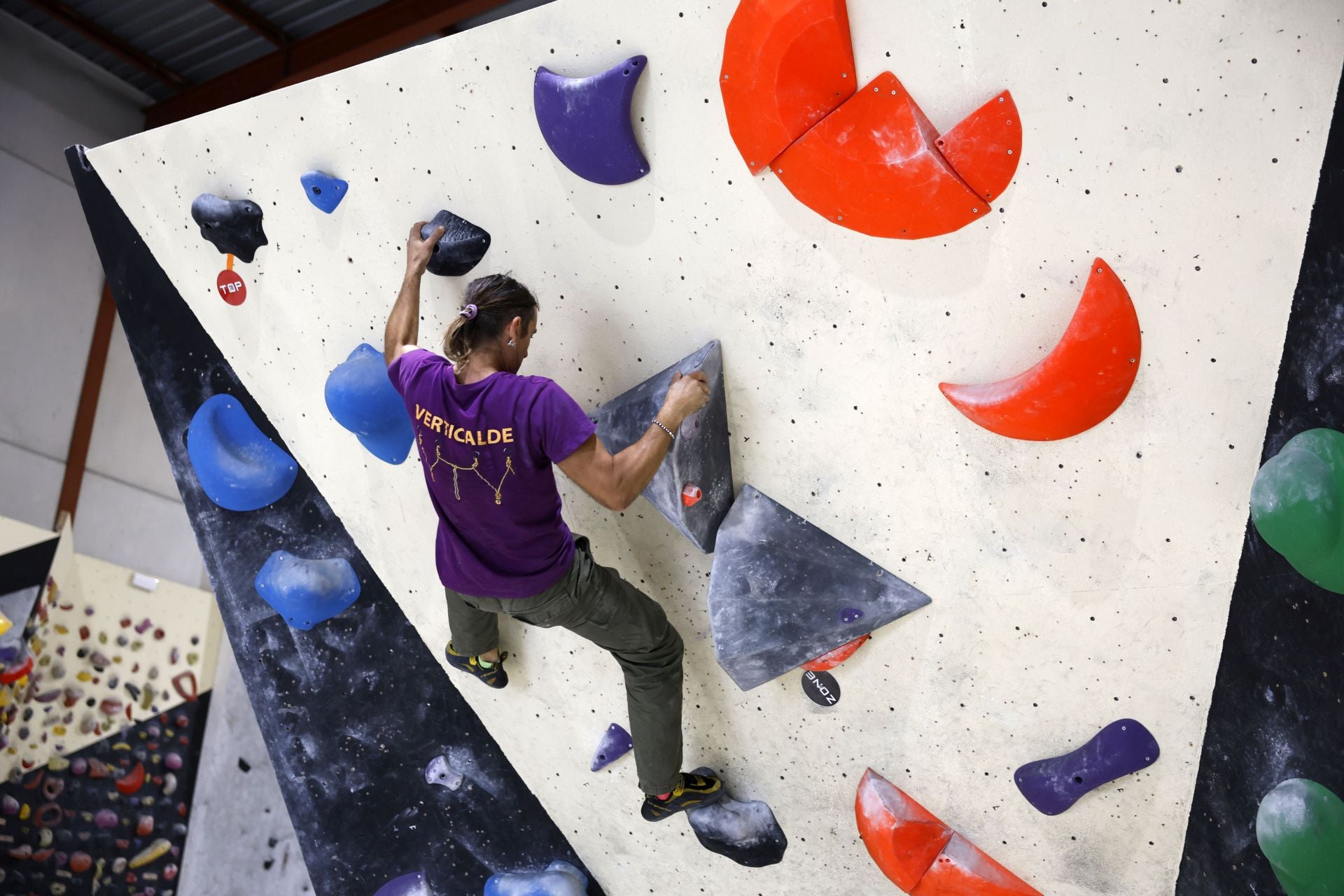 Varios jóvenes practican la escalada en el rocódromo La Gatera, en imágenes