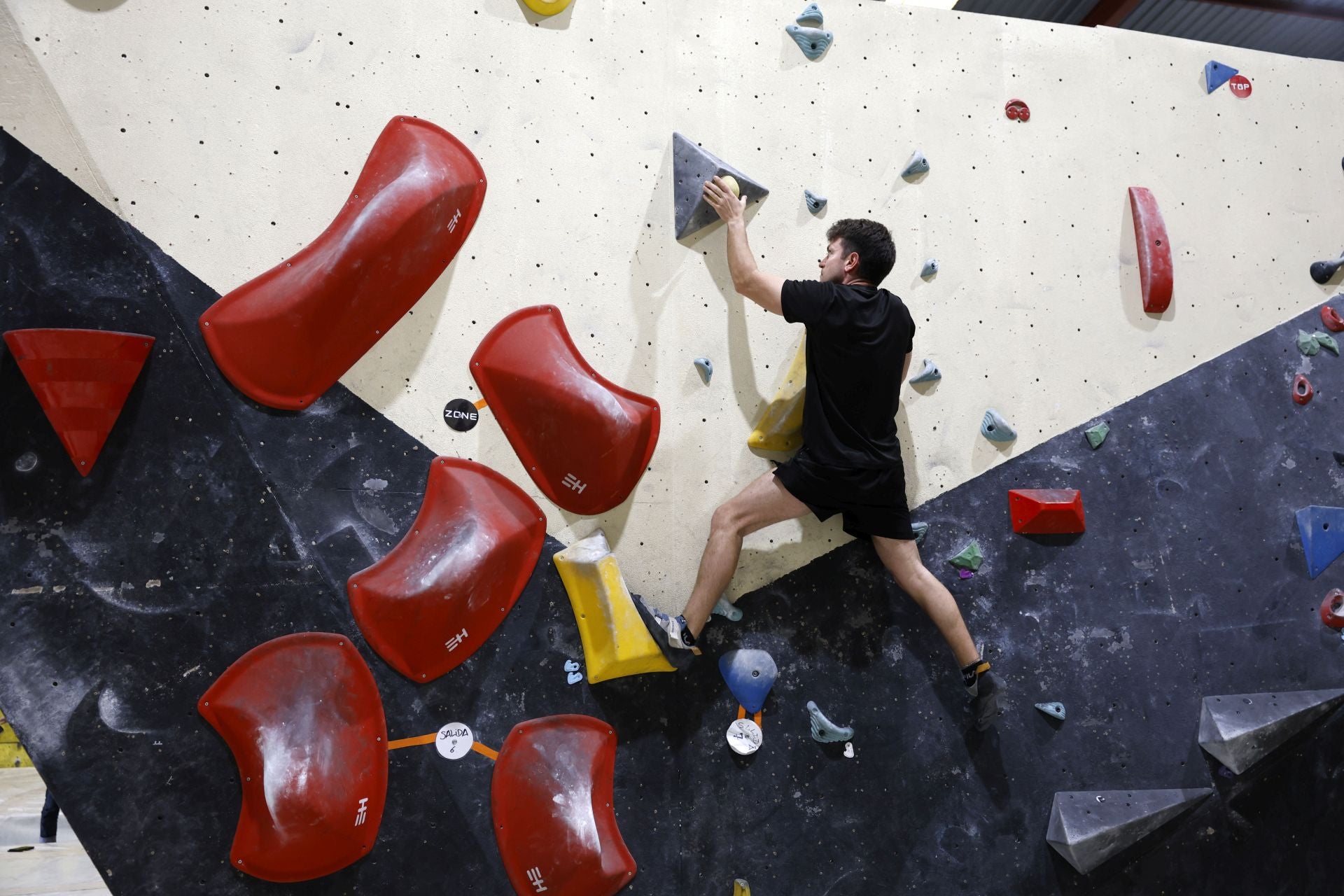 Varios jóvenes practican la escalada en el rocódromo La Gatera, en imágenes