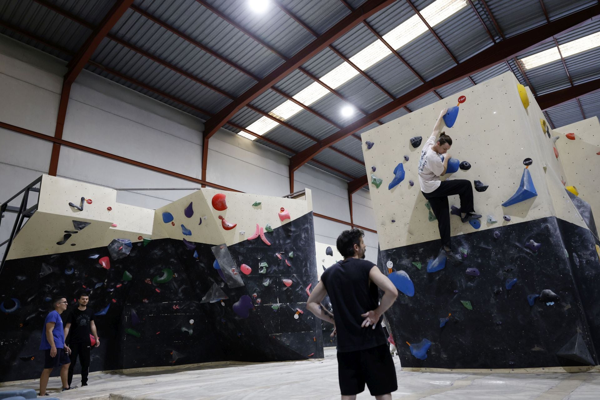 Varios jóvenes practican la escalada en el rocódromo La Gatera, en imágenes