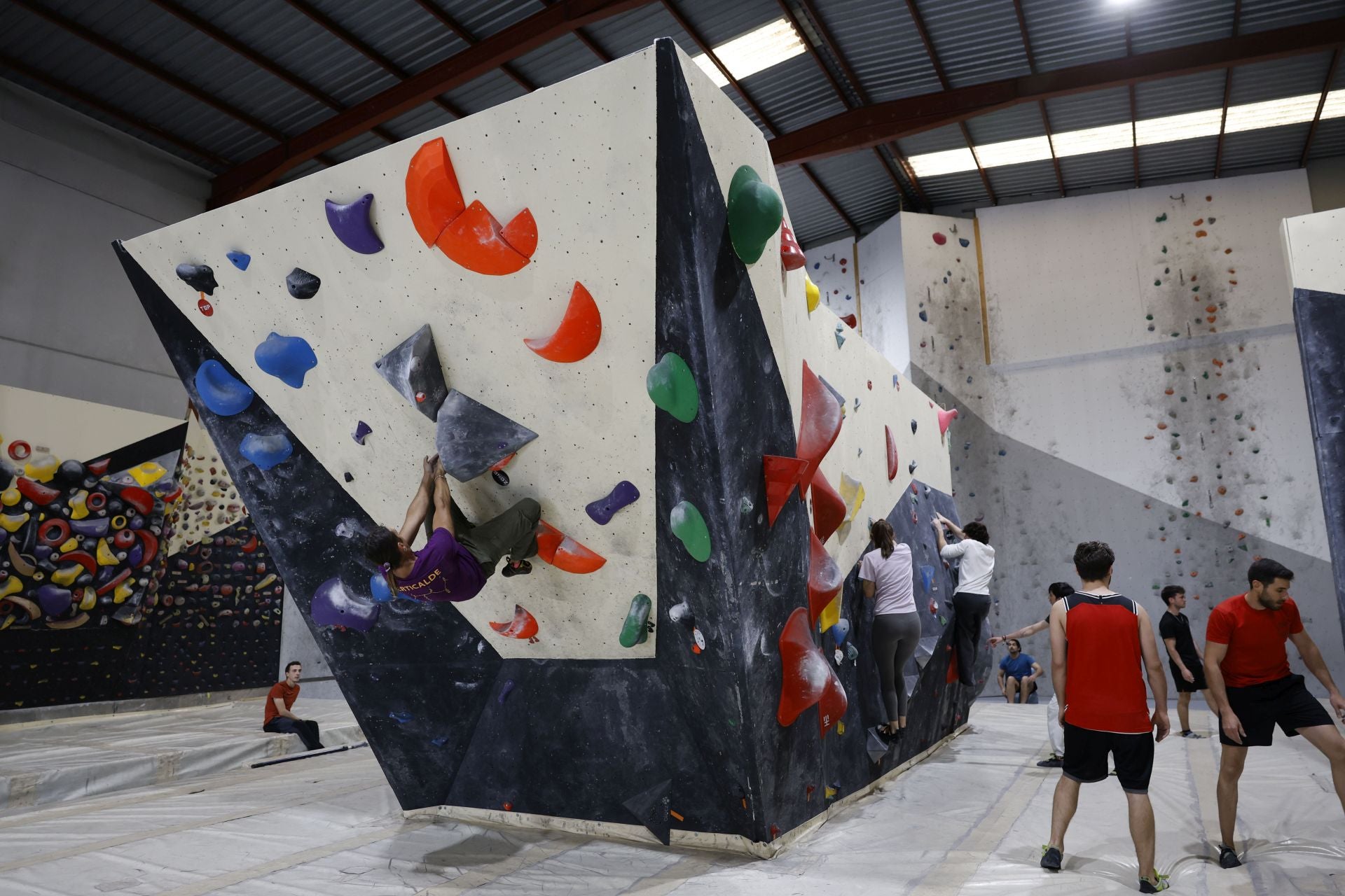 Varios jóvenes practican la escalada en el rocódromo La Gatera, en imágenes