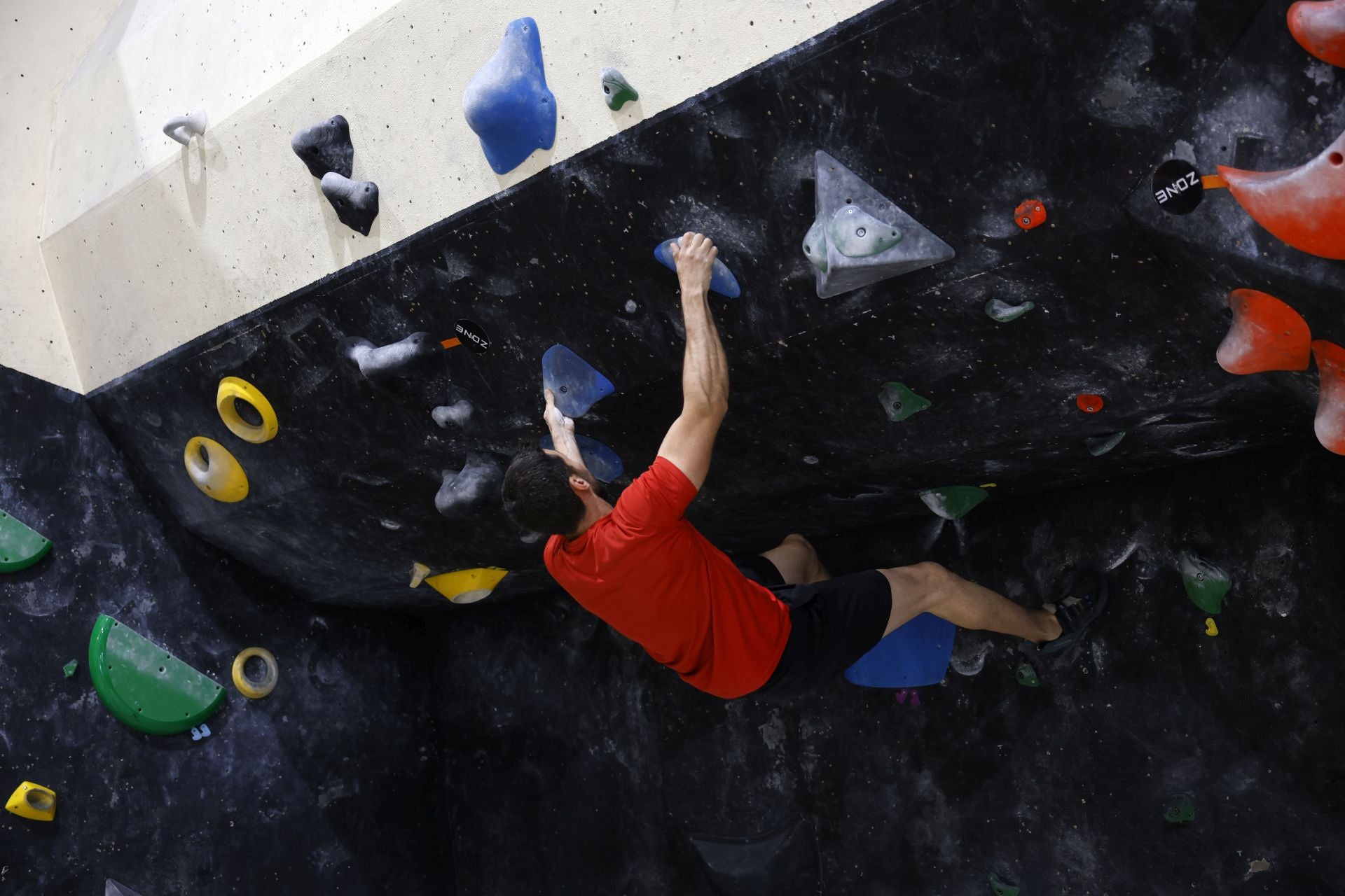 Varios jóvenes practican la escalada en el rocódromo La Gatera, en imágenes
