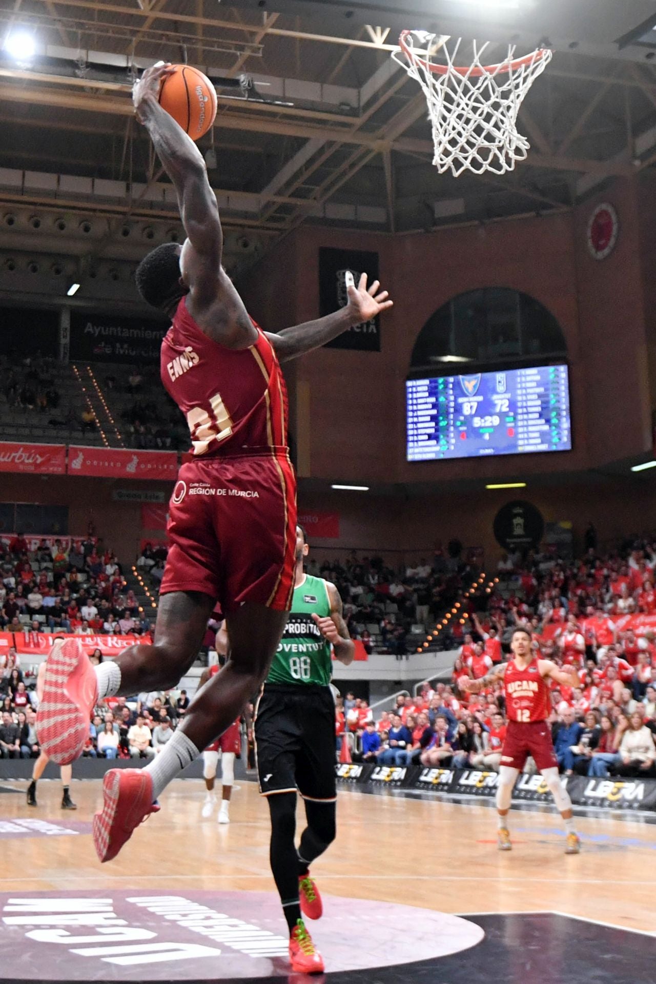En imágenes, la victoria del UCAM Murcia ante Joventut