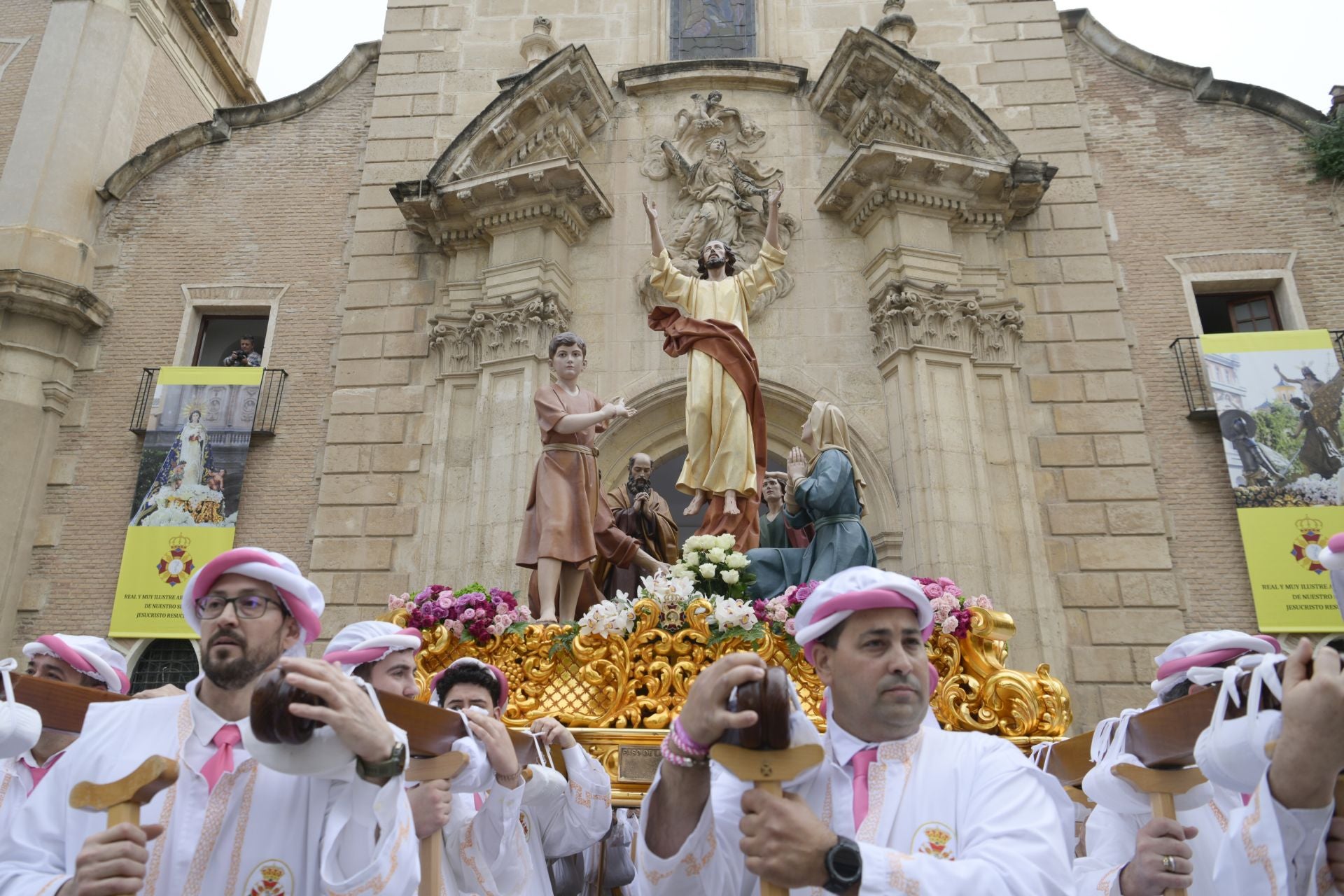En imágenes, el Resucitado sortea la lluvia en Murcia y cierra la Semana Santa