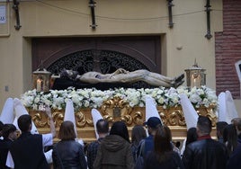 Paso del Santísimo Cristo Yacente, durante la procesión.