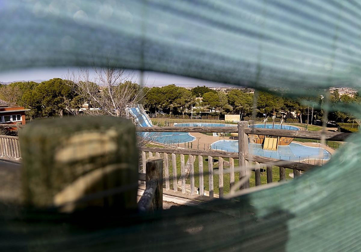 Las pistas deportivas y las piscinas permanecen cerradas por su estado de deterioro mientras el Taibilla planifica deshacerse de ellas e intervenir sobre lo que es zona verde.