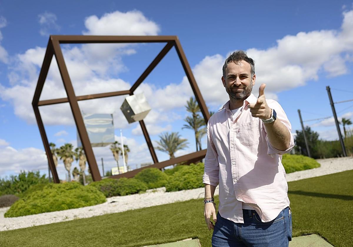 En todas partes. Santi García Cremades, matemático, docente y divulgador molinense, en la Rotonda de los Cubos de Murcia.
