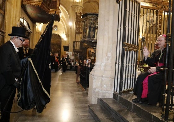El Caballero Cubierto, Amadeo Valoria, ante el obispo José Ignacio Munilla, en la procesión que transcurre por el interior de la catedral de Orihuela en Sábado Santo.