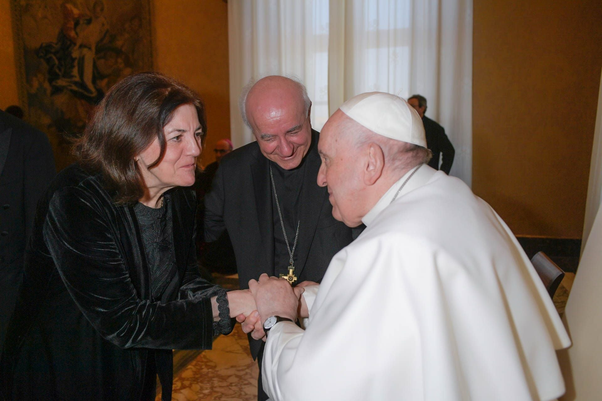 El Papa Francisco saluda a María Dolores García,