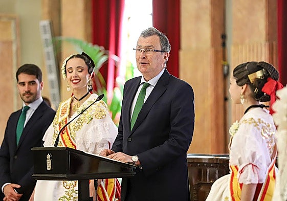José Ballesta, este lunes, junto a las Reinas de la Huerta.