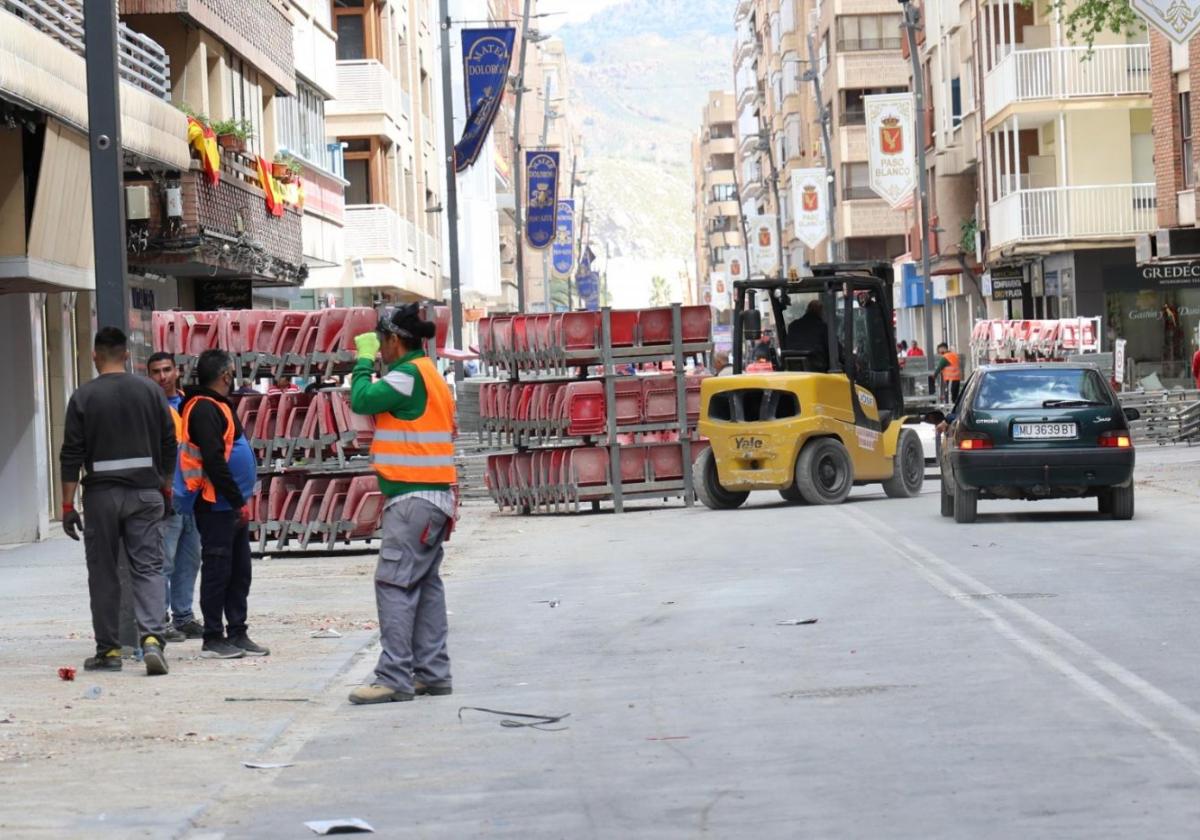 Retiran las tribunas para abrir al tráfico la avenida juan carlos i de lorca | la verdad