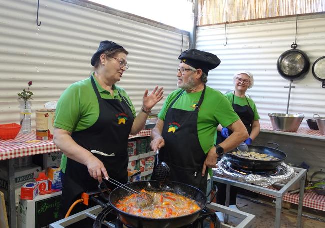 Cocineros de la barraca El Limonar preparando el arroz.