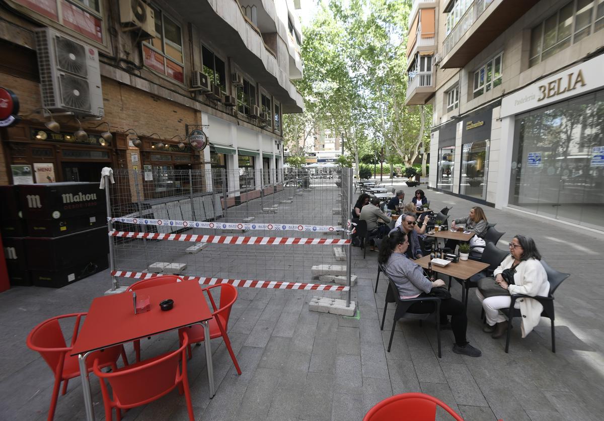 Valla instalada en la calle Pérez Casas de Murcia, este lunes.