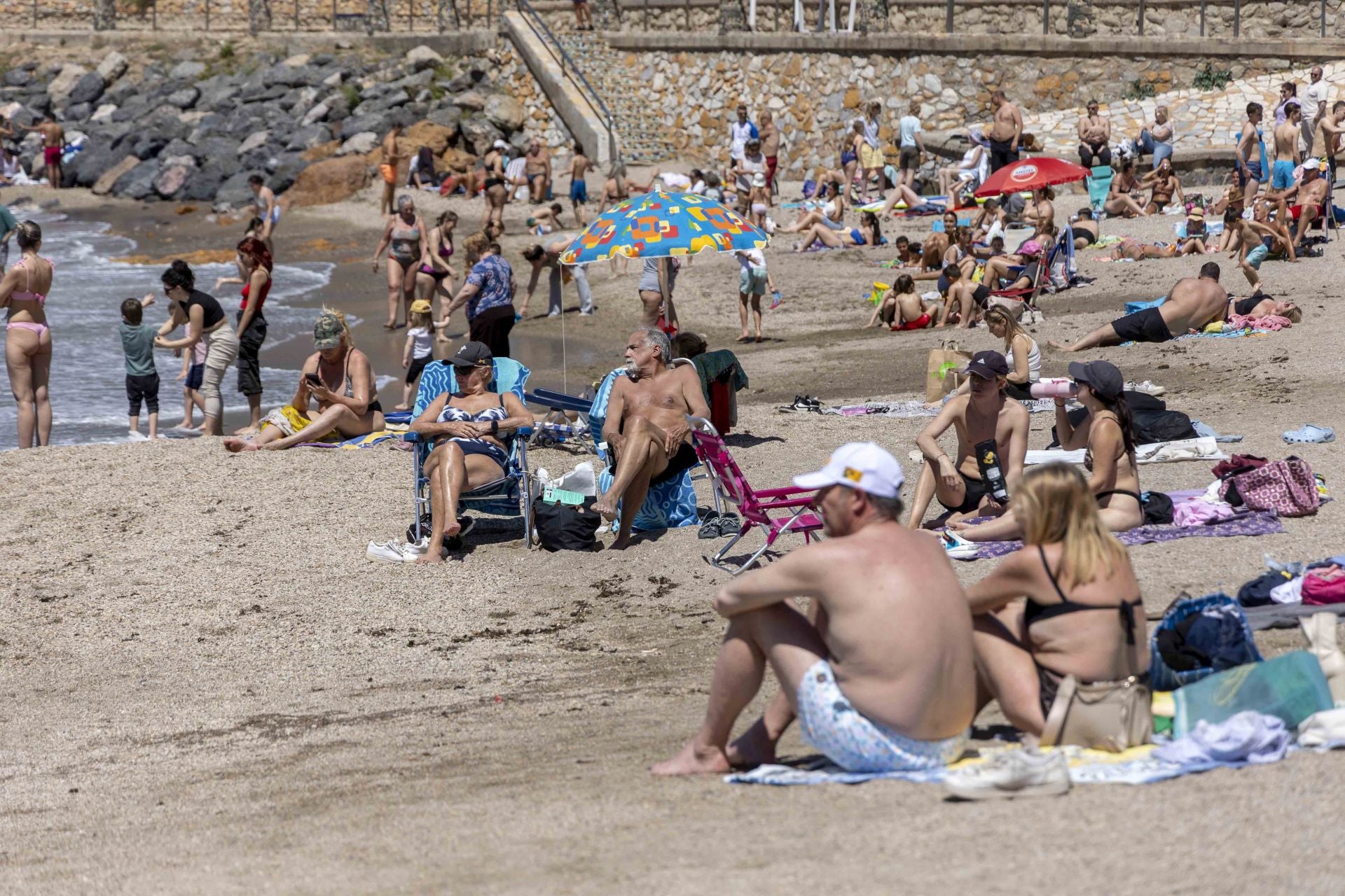 Lleno en Cala Cortina y Tentegorra para comer las monas del Lunes de Pascua, en imágenes