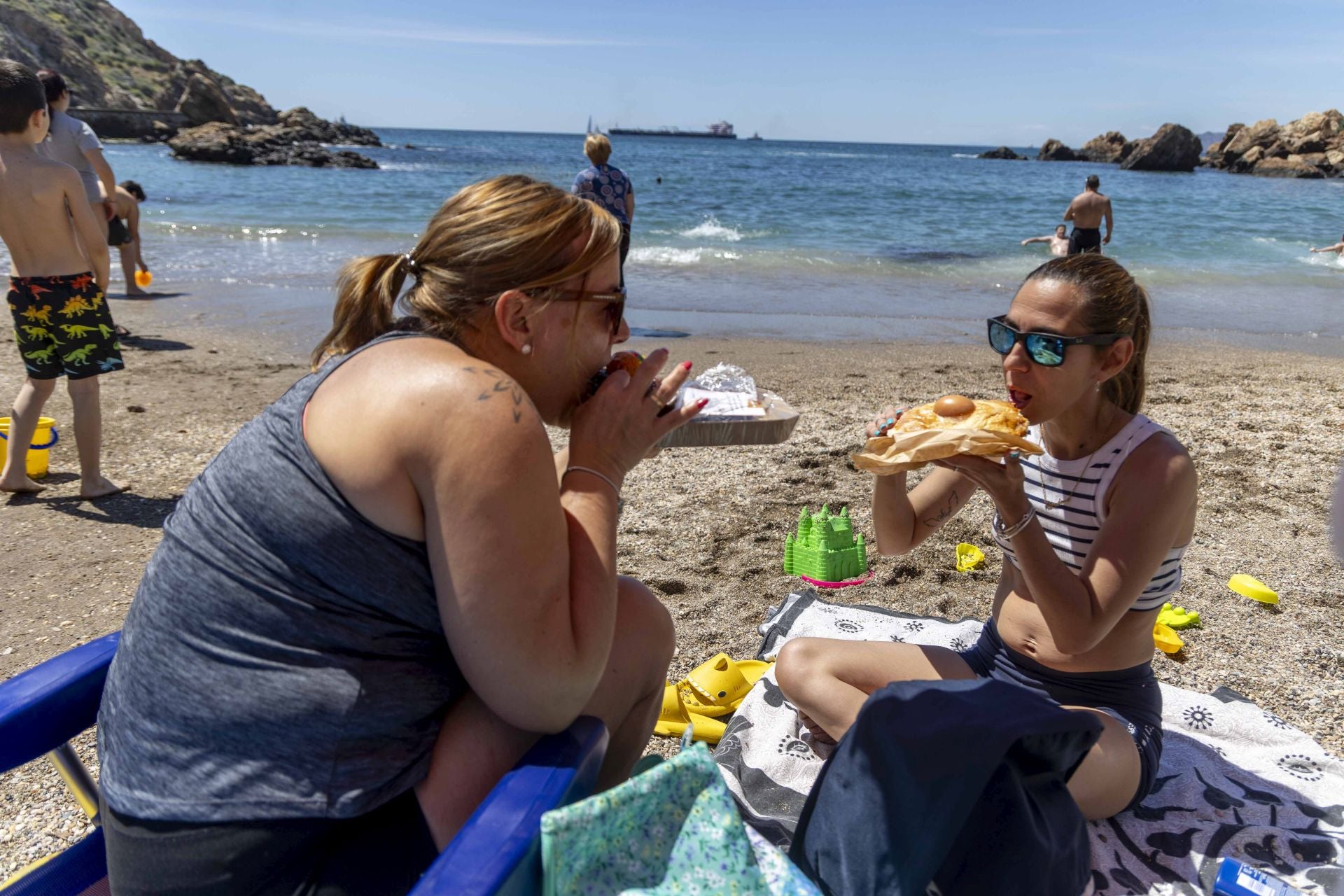 Lleno en Cala Cortina y Tentegorra para comer las monas del Lunes de Pascua, en imágenes