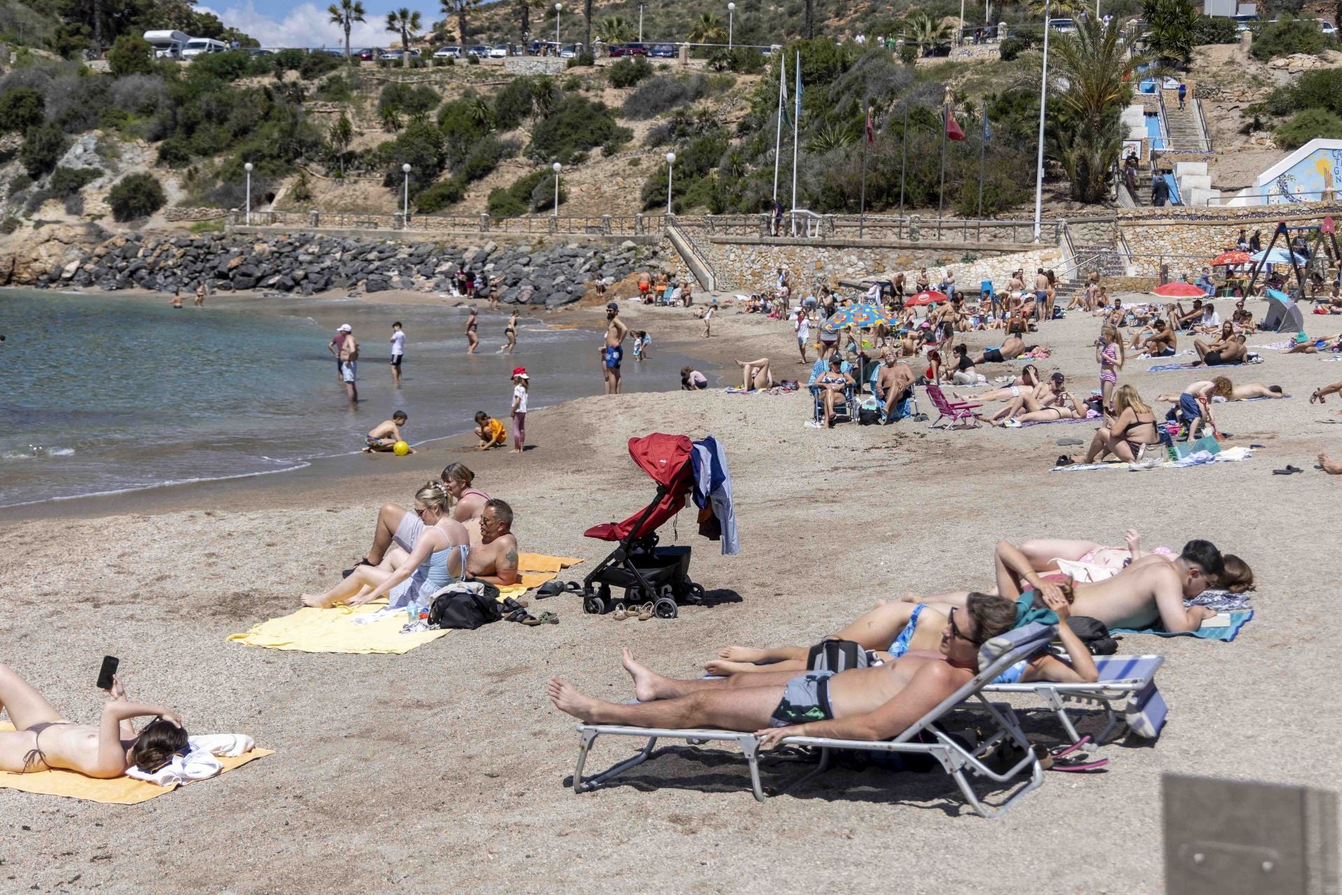 Lleno en Cala Cortina y Tentegorra para comer las monas del Lunes de Pascua, en imágenes
