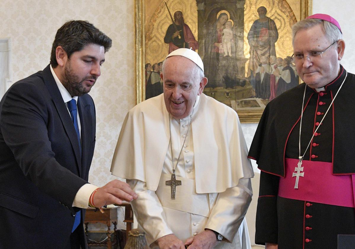López Miras muestra su «conmoción» por la muerte del Papa y decreta tres días de luto oficial