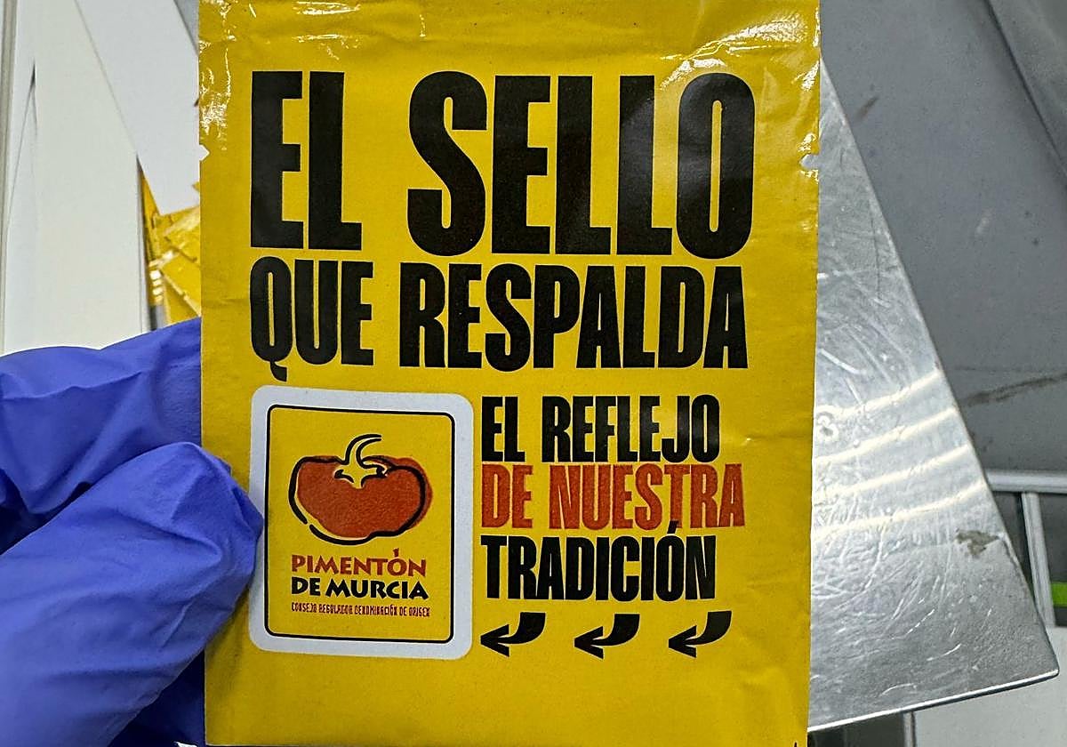 Una de las bolsitas de pimentón que se repartirán durante el Bando de la Huerta 2025.