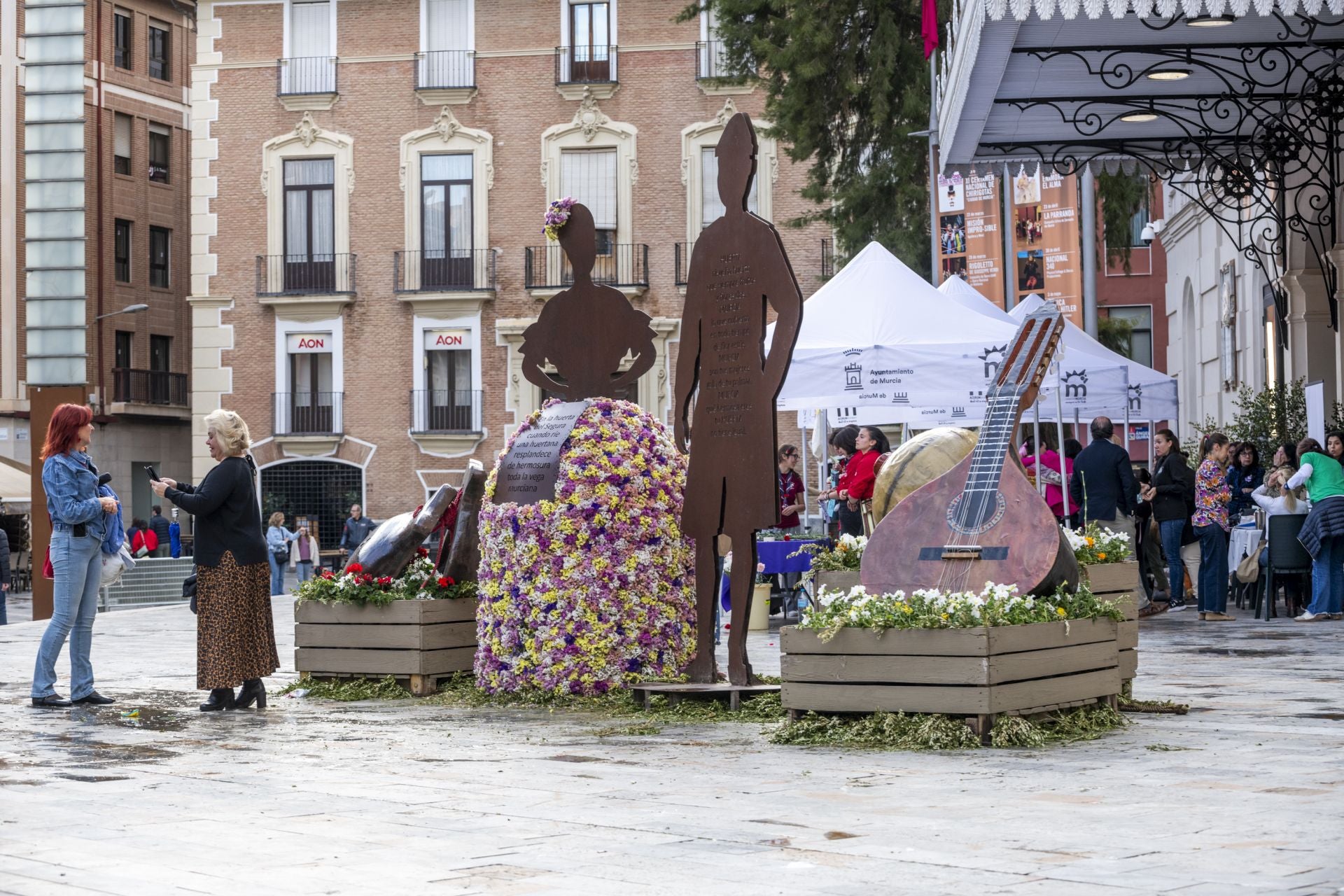 La primavera explota en las plazas de Murcia, en imágenes