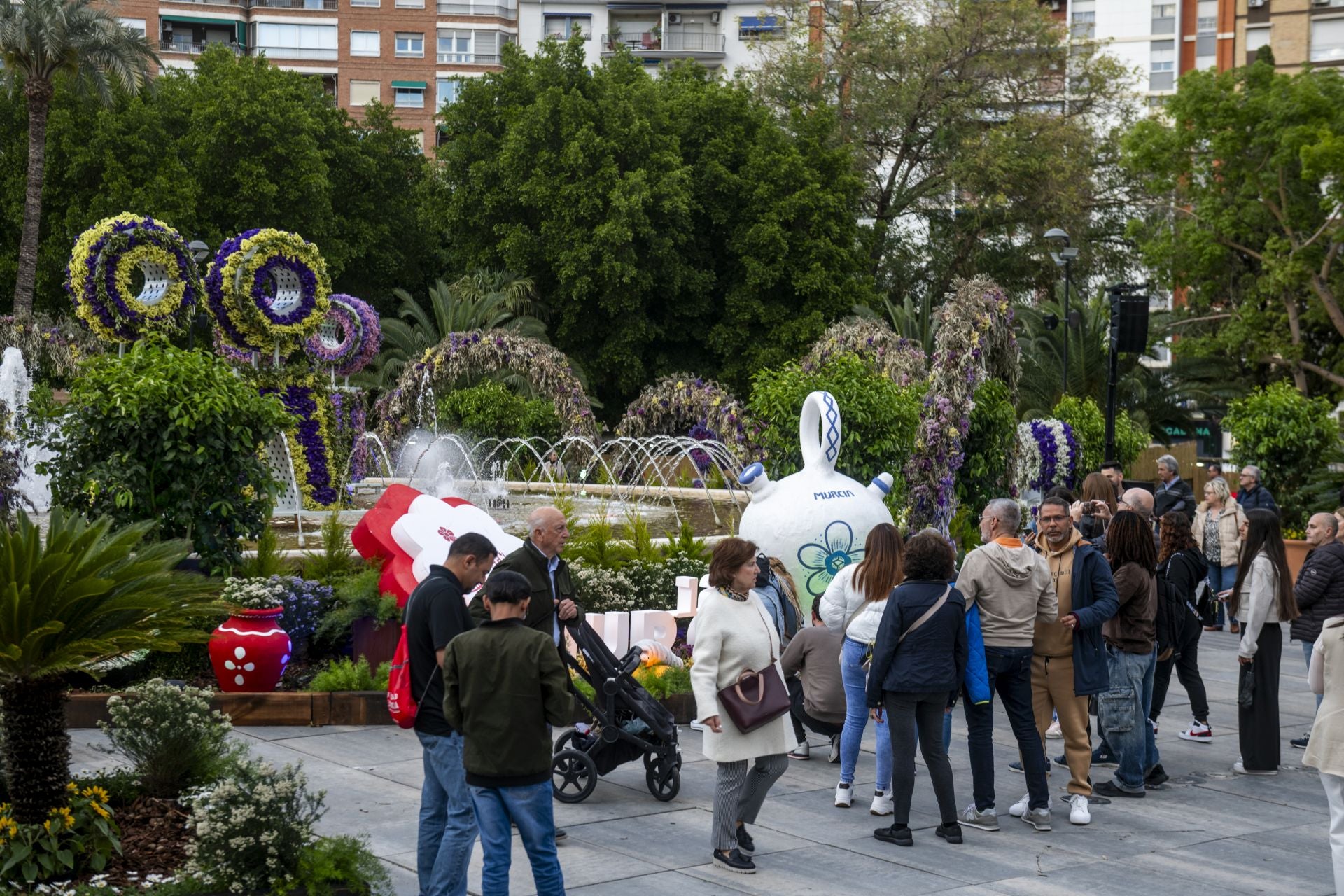 La primavera explota en las plazas de Murcia, en imágenes