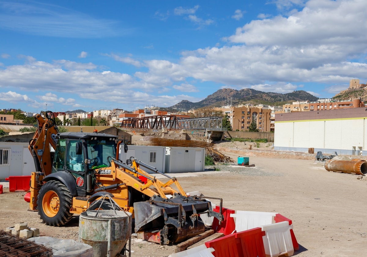 Zona de obra para la integración del AVE junto al lecho del río y Santa Clara.