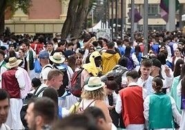 Ambiente en la plaza de la Merced de Murcia durante el día del Bando de la Huerta 2024.