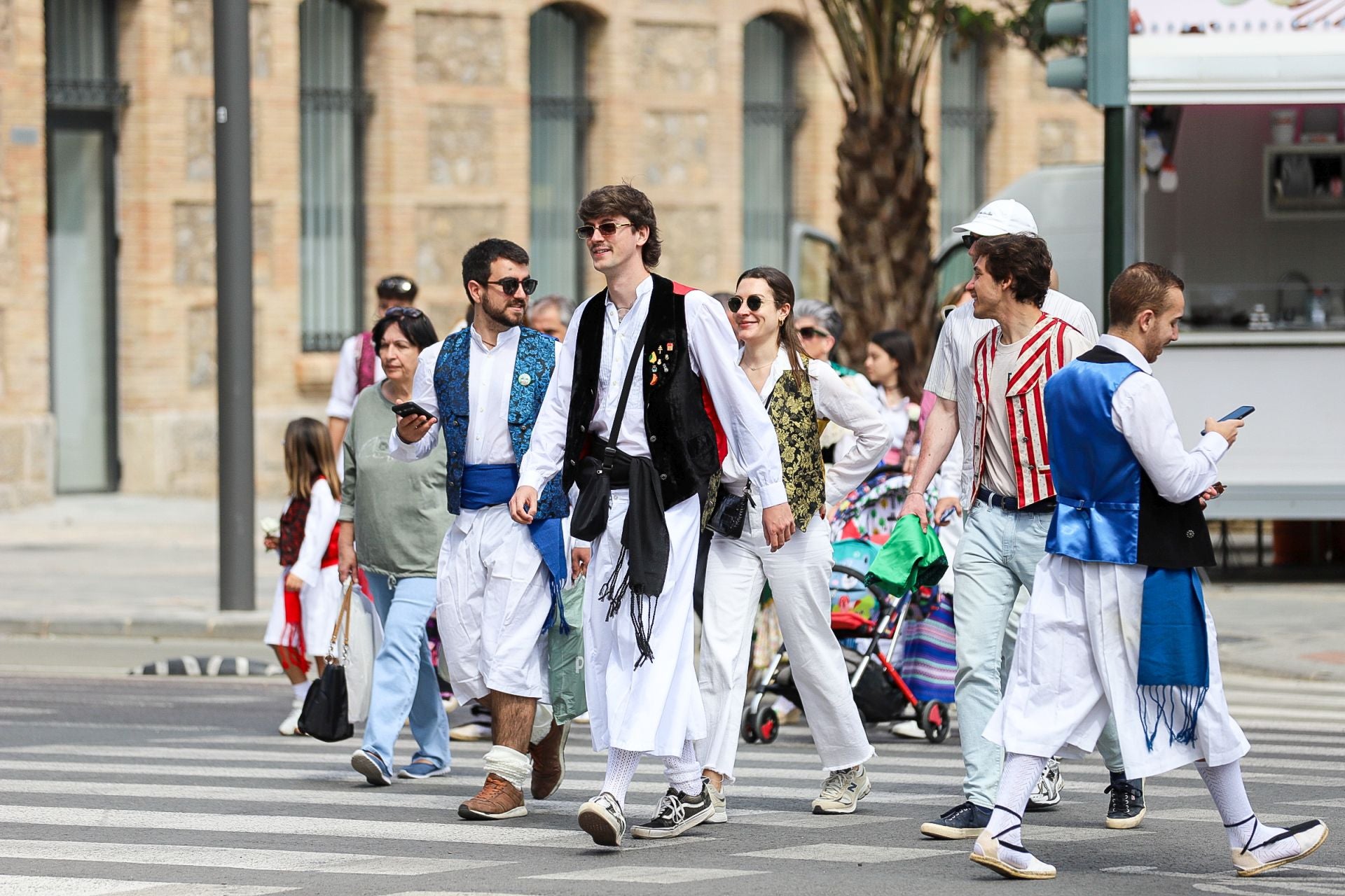 En imágenes, los huertanos inundan las calles del centro de Murcia
