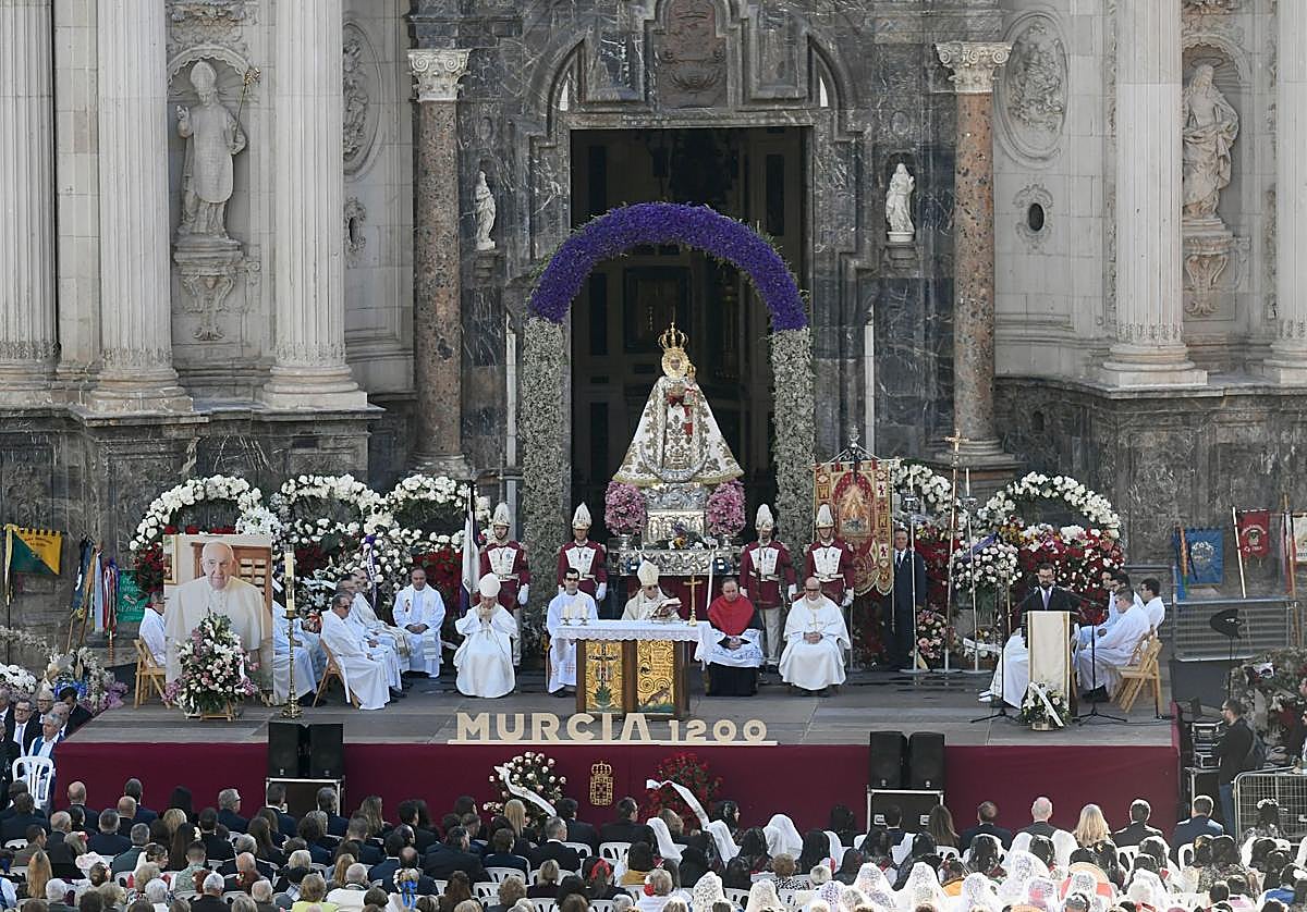 La Virgen de la Fuensanta, en el escenario, durante la misa huertana celebrada este martes.