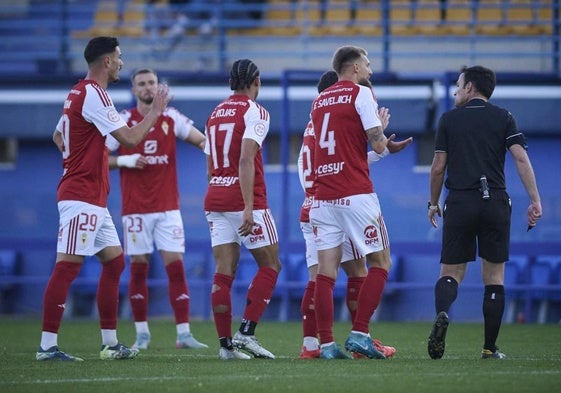 Varios jugadores del Real Murcia como Cadorini, Rojas y Saveljich protestan a Román Román, árbitro del partido ante el Alcorcón.