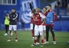 Los jugadores del Real Murcia, cabizbajos por la derrota en Alcorcón.