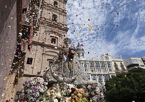 Lluvia de pétalos a la Fuensanta a su paso por la plaza Santo Domingo.