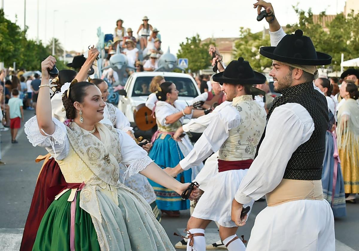 Baile de una peña huertana en las calles de Murcia.